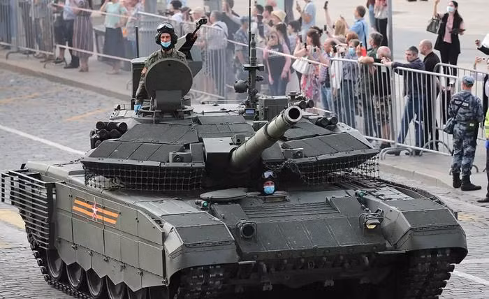 Để tăng cường khả năng bảo vệ cho khu vực giữa tháp pháo và thân xe, T-90M còn lắp đặt giáp xích treo. Những thiết kế có tính đột phá này, tạo nên khả năng phòng thủ khó có thể phá hủy cho T-90M, mang lại khả năng sống sót cực kỳ cao trên chiến trường.