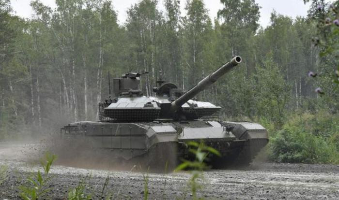 Về mặt hỏa lực, T-90M cũng ấn tượng không kém, khi được trang bị pháo chính 125mm 2A46, có thể bắn nhiều loại đạn khác nhau, bao gồm đạn nổ mạnh, đạn xuyên giáp và tên lửa phóng từ pháo; có tầm bắn xa và uy lực lớn.