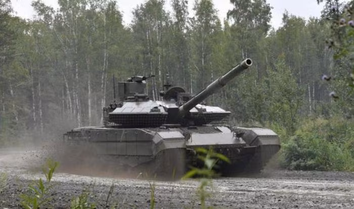 Về mặt hỏa lực, T-90M cũng ấn tượng không kém, khi được trang bị pháo chính 125mm 2A46, có thể bắn nhiều loại đạn khác nhau, bao gồm đạn nổ mạnh, đạn xuyên giáp và tên lửa phóng từ pháo; có tầm bắn xa và uy lực lớn.