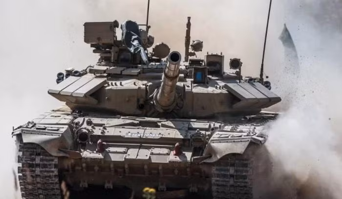T-90M được trang bị hệ thống điều khiển hỏa lực tiên tiến, nó có thể khóa mục tiêu nhanh chóng và chính xác trong mọi điều kiện thời tiết ngay từ phát bắn đầu tiên. Trưởng xe cũng được trang bị thiết bị quan sát và ngắm bắn độc lập, có thể cùng pháo thủ tiêu diệt mục tiêu độc lập, tăng thời cơ tiêu diệt mục tiêu.
