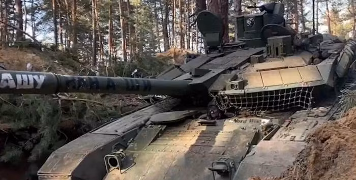 Tháp pháo và mặt trước thân xe được bao phủ bằng loại giáp phản ứng nổ hạng nặng thế hệ mới Relikt, và hệ thống bảo vệ chủ động Arena-M được lắp ở cả hai bên thân xe. Theo Tập đoàn Công nghệ Nhà nước Nga, khả năng bảo vệ chống lại đạn xuyên giáp gần như tăng gấp đôi so với các phiên bản thế hệ trước.