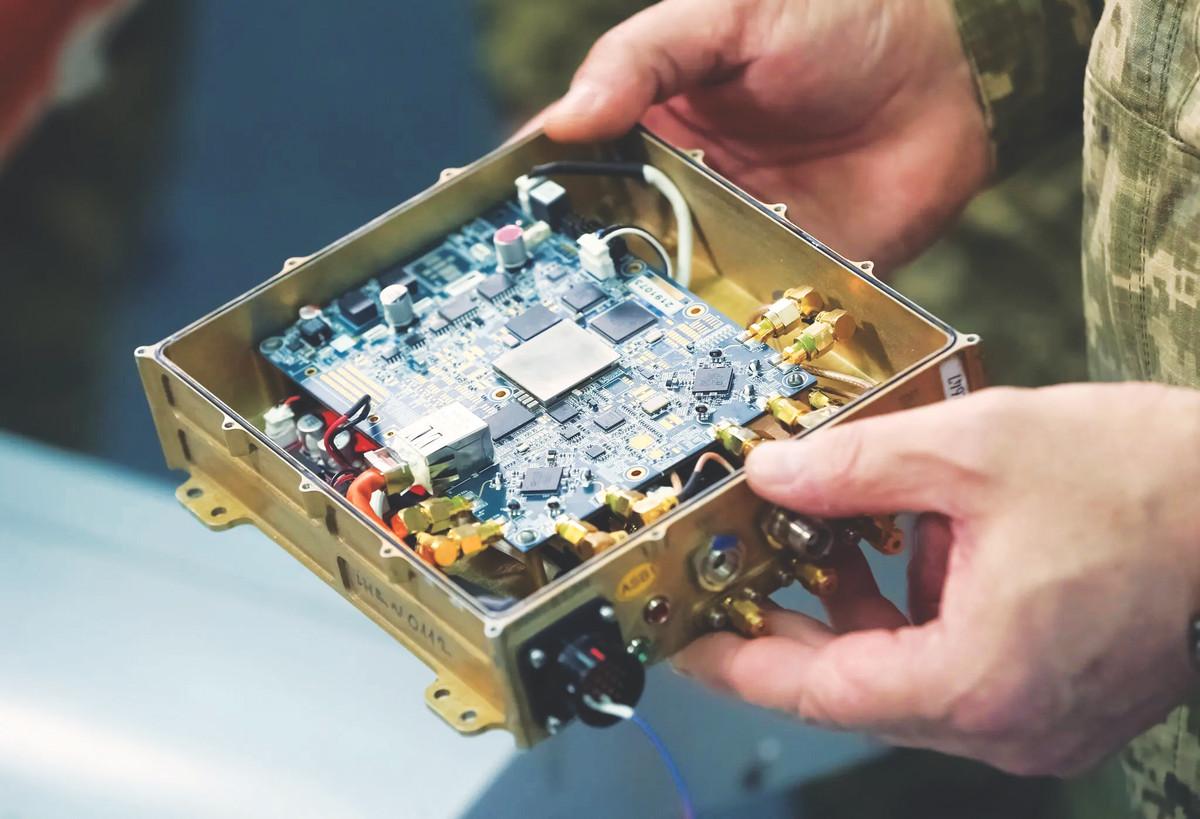 Việc sản xuất tên lửa đạn đạo phụ thuộc rất nhiều vào các thành phần điện tử khác nhau, chẳng hạn như bộ vi xử lý, cảm biến và hệ thống điều khiển. Trong khi các lệnh trừng phạt của phương Tây hạn chế Nga mua các mạch tích hợp cụ thể, tuy nhiên Moskva sáng tạo ra các giải pháp thay thế của riêng mình. 