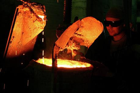 Một yếu tố quan trọng khác góp phần vào tính bền vững của sản xuất tên lửa ở Nga, đó là sự sẵn có của các vật liệu và hợp kim cần thiết cho việc chế tạo tên lửa. Nga sở hữu nguồn tài nguyên đáng kể để sản xuất thép hợp kim và titan chất lượng cao, rất quan trọng đối với việc chế tạo tên lửa. Các công ty như Titan cung cấp hợp kim, được sử dụng để chế tạo thân tên lửa, đảm bảo độ bền và khả năng chịu nhiệt trong quá trình phóng.