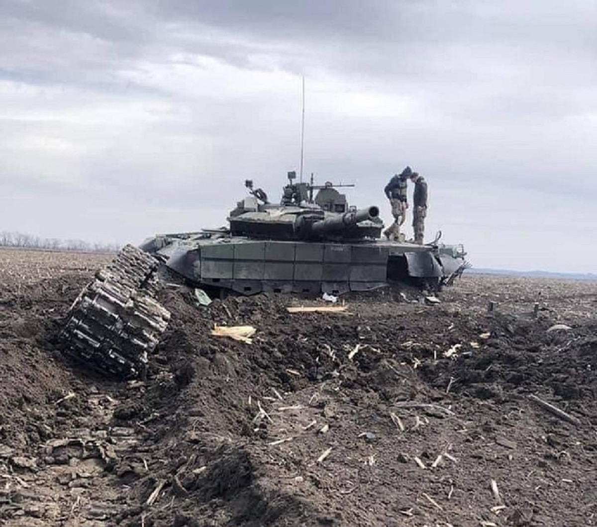 Điều quan trọng nhất để tiếp tục sản xuất và nâng cấp xe tăng T-80 là lắp đặt đài kỹ thuật số để chống nghe lén. Quyết định tiếp tục sản xuất T-80 rõ ràng là bị ép buộc. Cuộc xung đột giữa Nga và Ukraine lần này sẽ kéo dài và khó khăn, Nga cần phải bù đắp lượng xe tăng bị tổn để đảm bảo đủ số lượng xe tăng.