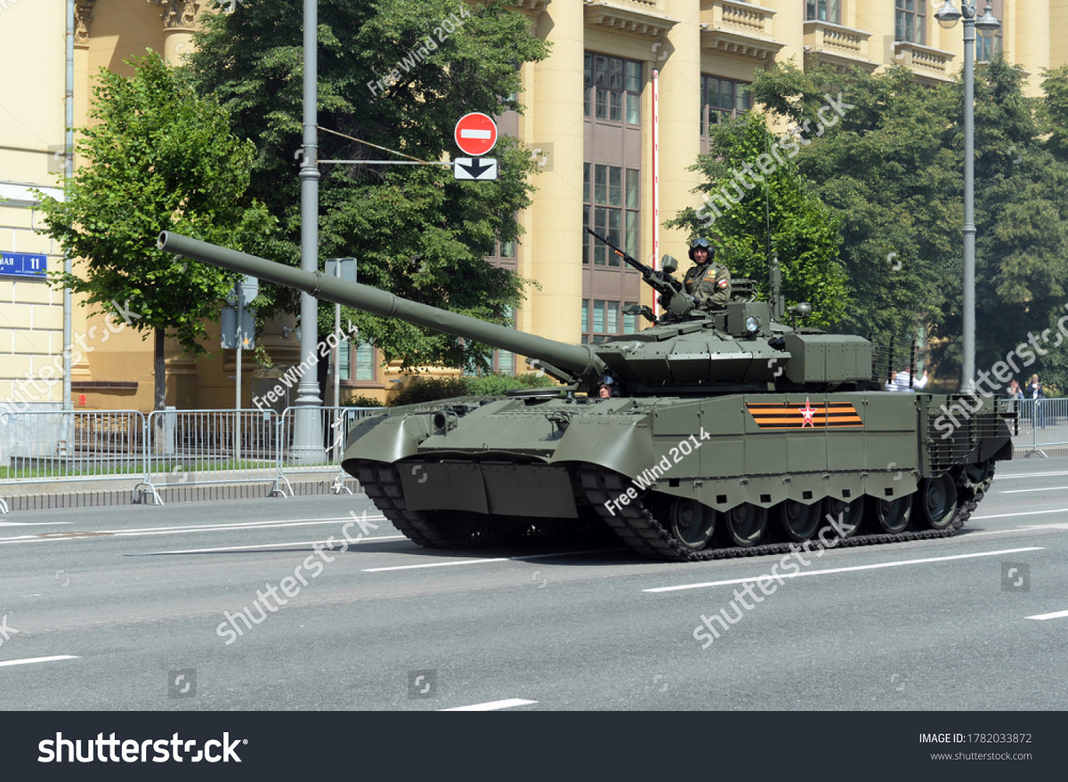 Ngoài pháo chính, T-80BVM còn được trang bị súng máy đồng trục 7,62 mm gắn bên phải pháo chính và súng máy phòng không NSVT 12,7 mm trên nóc tháp pháo. Về vũ khí bảo vệ chủ động gồm 8 ống phóng lựu đạn khói (4 ống phóng được gắn ở mỗi bên tháp pháo), nhằm che mắt tên lửa chống tăng của đối phương đang bắn tới.