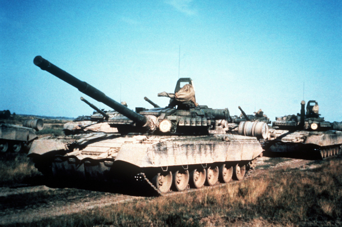 T-80 là dòng xe tăng chiến đấu chủ lực, được đưa vào biên chế trong quân đội Liên Xô vào năm 1976. Sự xuất hiện của phương tiện chiến đấu này đánh dấu cột mốc quan trọng trong công nghệ quốc phòng, khi T-80 là xe tăng đầu tiên trên thế giới được trang bị động cơ tua-bin khí, cho xe khả năng cơ động cao, nên được ví là “xe tăng bay”. 