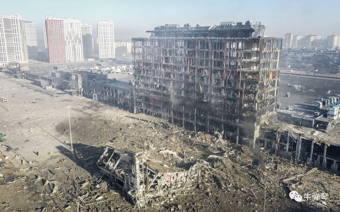 Nhưng cho dù lãnh đạo Quân đội Mỹ nghĩ gì, thì Quân đội Nga vẫn mở cuộc tấn công và vẫn giành thế áp đảo trên chiến trường. Theo Tổng thống Ukraine Volodymyr Zelensky, thành phố cảng Mariupol ở miền đông Ukraine đang bị Quân đội Nga “hóa thành tro”.