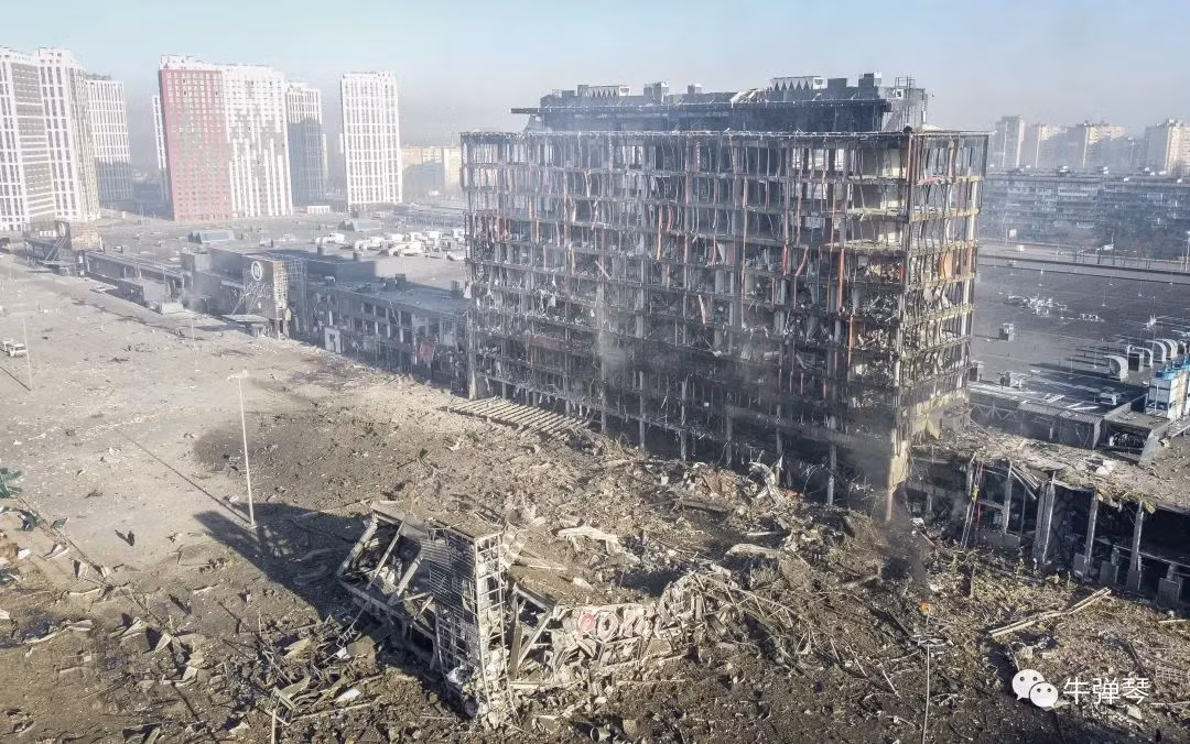 Nhưng cho dù lãnh đạo Quân đội Mỹ nghĩ gì, thì Quân đội Nga vẫn mở cuộc tấn công và vẫn giành thế áp đảo trên chiến trường. Theo Tổng thống Ukraine Volodymyr Zelensky, thành phố cảng Mariupol ở miền đông Ukraine đang bị Quân đội Nga “hóa thành tro”.