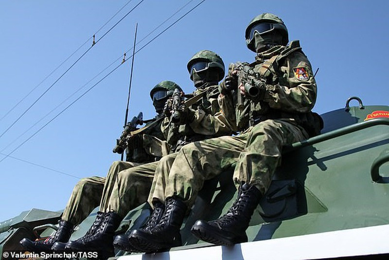 Do có tinh thần chiến đấu mạnh mẽ, Tiểu đoàn Azov nhanh chóng được mở rộng thành "Trung đoàn Azov" trong vòng chưa đầy một năm, và được chính thức hợp nhất vào Lực lượng Vệ binh Quốc gia Ukraine (NGU) vào ngày 12/11/2014; được chính phủ Ukraine cấp vũ khí và huấn luyện.