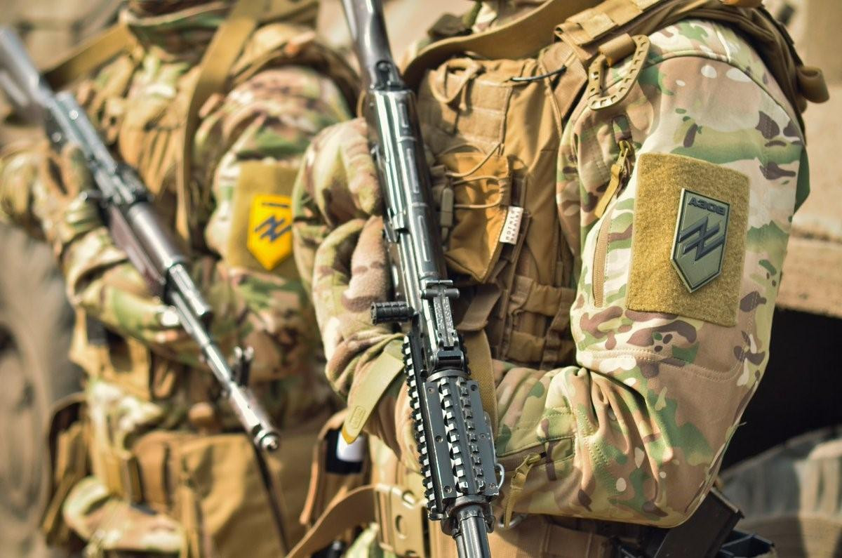 Tuy nhiên, không giống như các nhóm vũ trang khác ở Ukraine, Tiểu đoàn Azov hoạt động trên cơ sở hợp đồng và được tài trợ bởi các nhà tài phiệt Ukraine; đáng chú ý nhất là tỷ phú năng lượng khổng lồ và là cựu Thống đốc Dnepropetrovsk, ông Igor Kolomoisky.