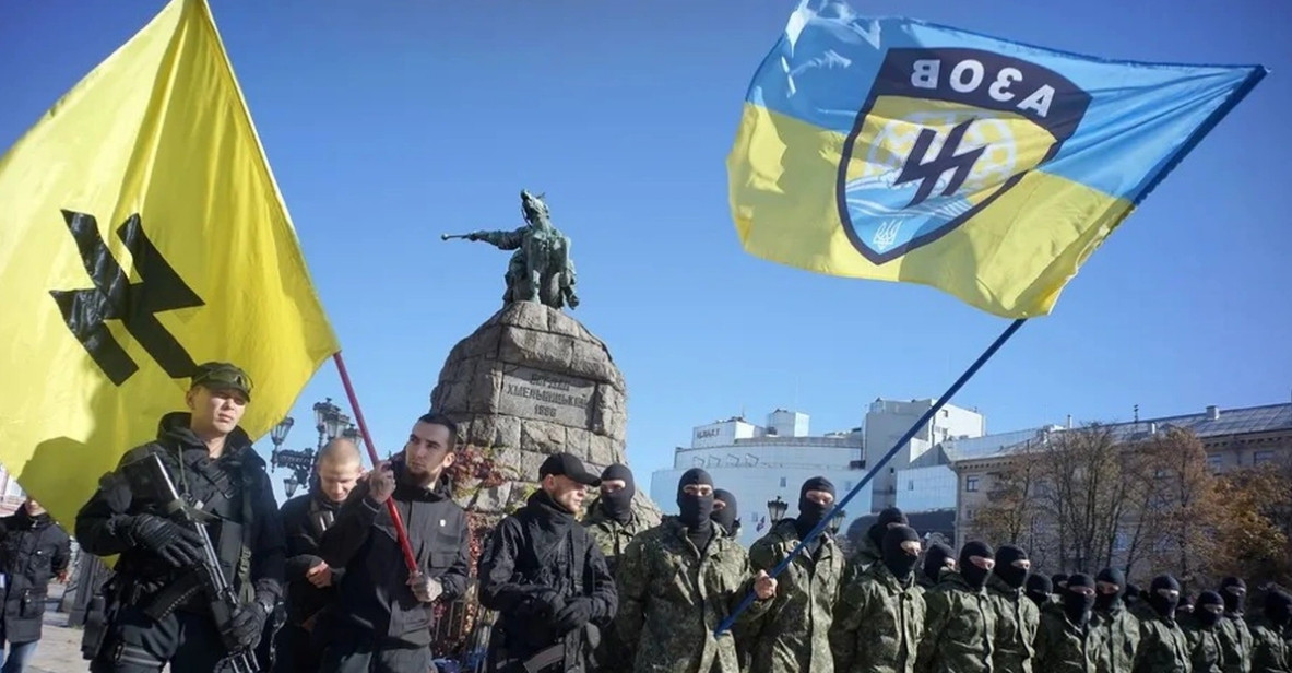 Tiểu đoàn Azov được thành lập vào năm 2014, tiền thân của nó là "82 Sect (Hội cổ động viên 82)"; đây là một nhóm cổ động viên bóng đá mang tính côn đồ của Đội bóng đá luyện kim Kharkiv, được thành lập vào năm 1982, bởi một nhóm cổ động viên quá khích.