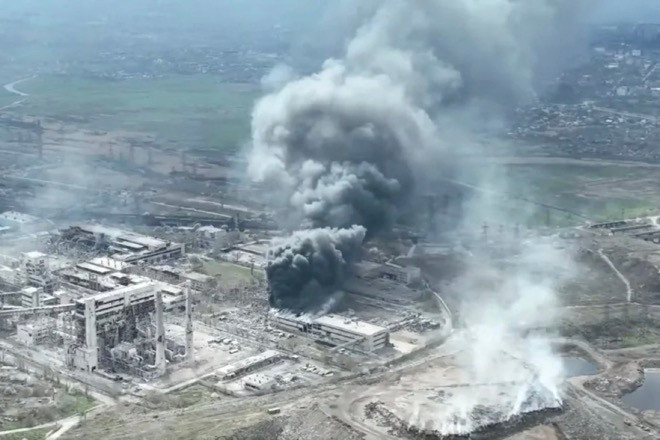 Sau khi nhận dạng, tọa độ mục tiêu sẽ được truyền tới Không quân Nga, chủ yếu là các loại tiêm kích bom Su-34, sử dụng bom xuyên (vũ khí chống boong-ke) để tấn công các mục tiêu đó. 