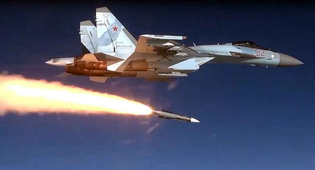 Hơn nữa, người Nga còn tuyên bố rằng, máy bay chiến đấu Su-35S và MiG-31BM của họ có khả năng phóng tên lửa không đối không tầm xa R-37M, tiêu diệt mục tiêu ở cự ly trên 300 km do được dẫn đường bởi máy bay A-50. Thông tin này rất quan trọng, đặc biệt khi xem xét các chiến thuật của Không quân Nga trong thời gian qua. 