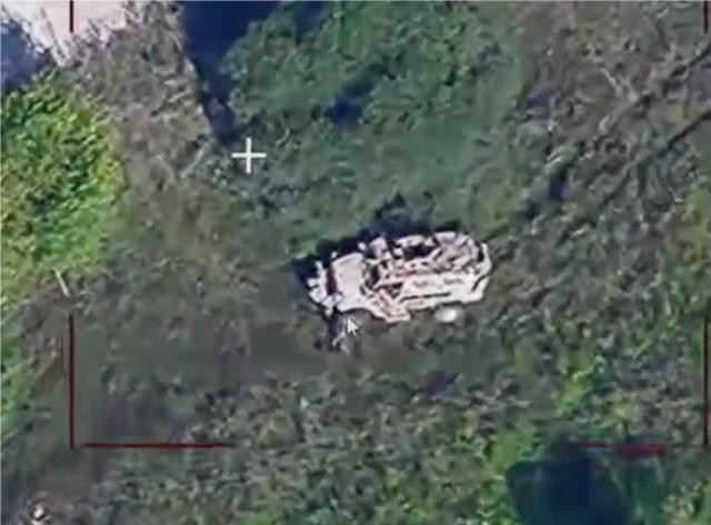 Quân đội Nga đang dần làm xói mòn sức mạnh của Quân đội Ukraine. UAV giống như những “con ong nhỏ” không biết mệt mỏi bay trên bầu trời 24/24 giờ để tìm kiếm đối phương. Những “con ong nhỏ” này bay khắp nơi, đã khiến những người lính Ukraine gặp khó khăn trong việc tiến về phía trước. Không có ô phòng không bảo vệ, bộ binh giống như ốc sên không có vỏ.