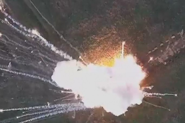 Có thể thấy rõ trong video, phía Ukraine đã phóng một tên lửa phòng không đánh chặn chiếc UAV trên nhưng không thành công; chiếc UAV lao thẳng vào xe phóng đang lắp sẵn tên lửa và một quả cầu lửa bùng lên dữ dội; đồng thời đám cháy gây ra vụ nổ dây chuyền, khiến cả trận địa rực lửa.