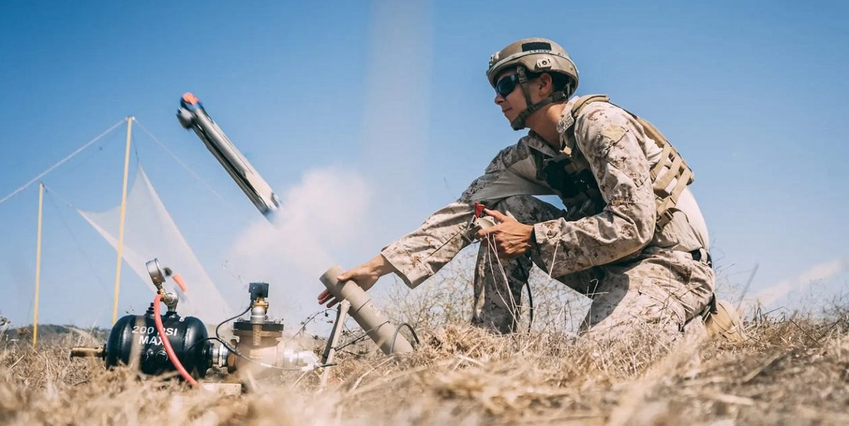 Sau khi xung đột Nga-Ukraine bắt đầu, Mỹ đã hỗ trợ Ukraine một lượng lớn vũ khí và trang thiết bị, trong đó nổi tiếng là UAV tự sát "Switchblade", vừa có chức năng giám sát, khi có thể cung cấp nhiều thông tin tình báo cho người Ukraine và vừa để tiêu diệt mục tiêu. 