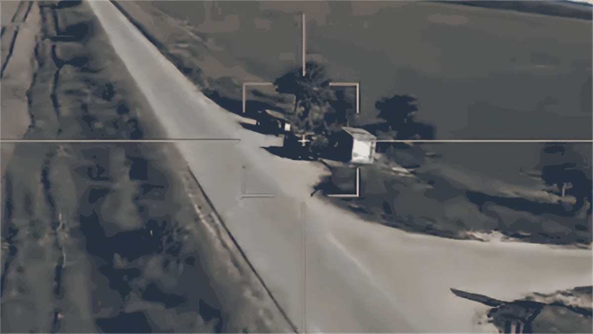 Mới đây, quân đội Nga đã công bố một đoạn video quay cảnh chiến trường cho thấy, máy bay không người lái (UAV) tự sát "Lancet" của Nga, đã sử dụng phương pháp thâm nhập ở độ cao cực thấp, làm nổ tung hai bệ phóng tên lửa phòng không S-300 của Ukraine. 