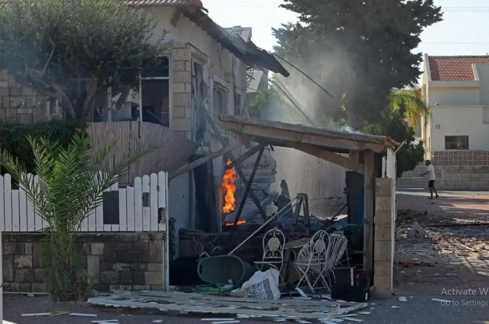 Hãng tin Al Jazeera của Qatar cho biết, người Ả Rập sống tại Israel đang chặn một số con đường ở phía bắc khu vực Negev. Lốp xe đang cháy ở đó và các rào chắn đang được dựng lên để chặn các thiết bị quân sự của Israel cơ động.