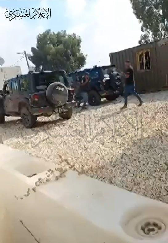 Trước đó đã có thông tin cho rằng, có thể có tù nhân chiến tranh và con tin dân sự người Israel và nhiều vũ khí của quân đội Israel bị tịch thu trên lãnh thổ Israel. Theo các quan chức Israel, bất chấp thông tin như vậy, chiến dịch “Thanh kiếm sắt” sẽ được thực hiện để giải thoát con tin và tù binh. 