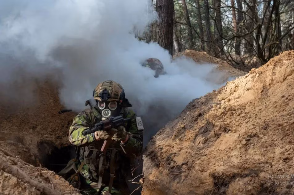 Quân đội Nga quyết định tấn công ngôi làng này vào đêm 15/7. Biệt kích của Lữ đoàn sơn cước 55 của họ đã phát động một cuộc tấn công có mục tiêu rõ ràng, đánh thẳng vào các vị trí phòng thủ của Quân đội Ukraine. Bằng đòn tấn công bất ngờ, Quân đội Nga đã chiếm quyền kiểm soát khu vực phía tây Novoselivka Persha vào sáng sớm ngày 16/7. 