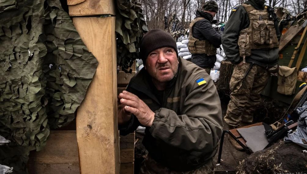 Điều gì đã khiến những tội phạm mất đi dũng khí để phản kháng vào thời điểm quan trọng như vậy? Suy cho cùng, những người này đều chưa trải qua quá trình huấn luyện cơ bản của quân đội chính quy và không có đủ kinh nghiệm chiến đấu.