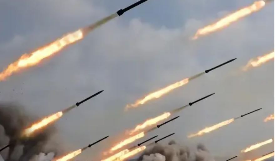 Từ ngày 15/7, quân Nga bắt đầu cuộc tấn công ác liệt vào mặt trận phía tây Avdiivka; Lữ đoàn bộ binh cơ giới số 15 và Lữ đoàn sơn cước số 55 của Nga đã hợp thành một nhóm tấn công chung, và mục tiêu là khu đô thị Novoselivka Persha. Chiến thuật của nhóm tấn công chung này giống như nhấn nút tăng tốc, buộc đối thủ phải rút lui đều đặn. 