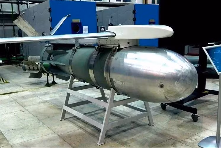 Các nguồn tin tiết lộ rằng, không quân chiến thuật Nga đã sử dụng bom lượn có điều khiển hạng nặng FAB-1500 để tiến hành cuộc không kích vào trụ sở của tiểu đoàn "Trại Kraken" tinh nhuệ của Quân đội Ukraine ở khu vực Kupyansk.