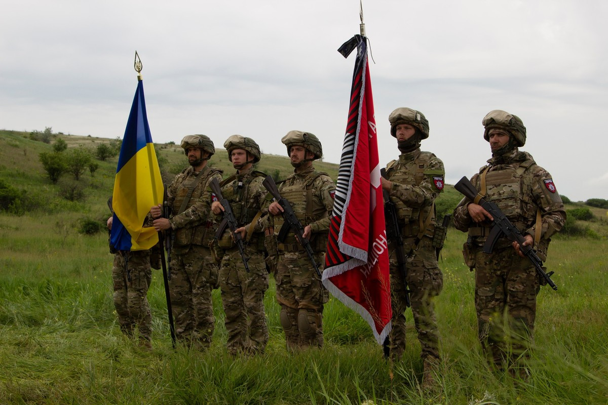 Trước đó, Lữ đoàn Lyut đã tham gia trận Bakhmut, tổ chức trận phục kích đẹp mắt ngay khi vào chiến trường, vô hiệu hóa một trung đội Nga; nhưng lại bị tổn thất nặng nề trong “Trận chiến máy xay thịt” sau đó và rút lui khỏi Bakhmut trong thời gian còn lại. 