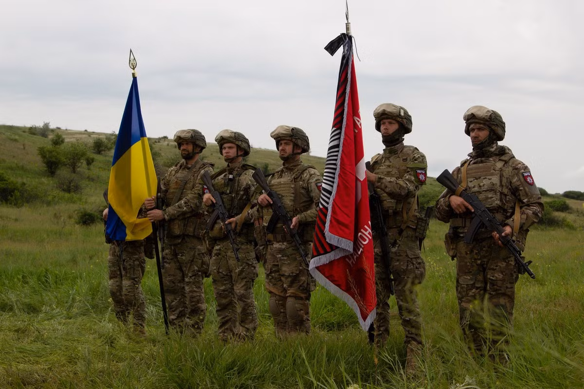 Trước đó, Lữ đoàn Lyut đã tham gia trận Bakhmut, tổ chức trận phục kích đẹp mắt ngay khi vào chiến trường, vô hiệu hóa một trung đội Nga; nhưng lại bị tổn thất nặng nề trong “Trận chiến máy xay thịt” sau đó và rút lui khỏi Bakhmut trong thời gian còn lại. 