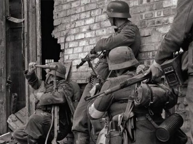 Quân Đức trong thời gian dài không thể tấn công, khiến hao hụt sức lực, hậu cần cũng bị gián đoạn; tinh thần quân Đức đột ngột chuyển từ mạnh sang yếu. Cuối cùng quân Đức bị Liên Xô đánh bại trong một cuộc tổng phản công, khi không còn sức lực. 