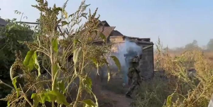 Đang lúc trả lời phỏng vẫn, một cảnh tượng bất ngờ xảy ra, một số binh sĩ của Lữ đoàn 40 đang nghỉ ngơi trong một ngôi nhà, lúc này khu vực nơi họ đóng quân đã bị quân đội Ukraine pháo kích. Một viên đạn pháo rơi ngay cạnh căn nhà của họ, cửa sổ bị phá tan, bao cát bảo vệ chất trên bậu cửa sổ cũng bị hất tung. Cảnh tượng này có vẻ khá nguy hiểm. 