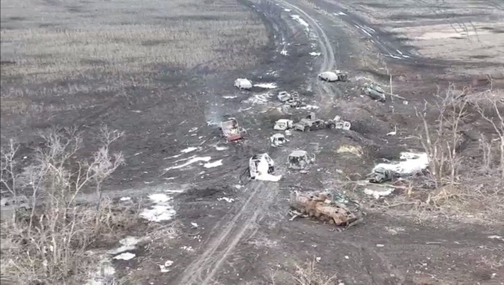 Trong đoạn video vừa được Nga và Ukraine công bố, một lượng lớn vũ khí và phương tiện chiến đấu của quân đội Ukraine bị pháo binh Nga bắn phá dữ dội, cảnh tang thương của một “xa lộ tử thần” xuất hiện, khi hàng loạt xác xe bị phá hủy nằm la liệt trên đường.