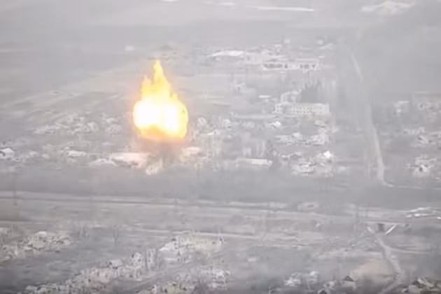 Ở trung tâm Bakhmut, bao gồm tất cả các tòa nhà cao tầng ở hai bên đường Độc lập và hướng đông tây của phố Vasilya, phố Goribavoto và phố Tsiolkovsky, đều đã bị quân Nga tràn ngập.