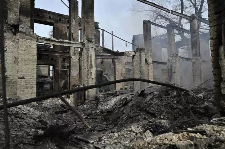 Hiện tại, các tòa nhà xung quanh quảng trường nhà ga đã bị san bằng, quân Ukraine đã gài một lượng lớn chất nổ vào các tòa nhà lớn đơn lẻ như nhà ga và chuẩn bị tử chiến với quân đội Nga. Tuy nhiên lính đánh thuê Wagner không còn ý định chiếm những khu vực này nữa, mà cho nổ tung tất cả. 