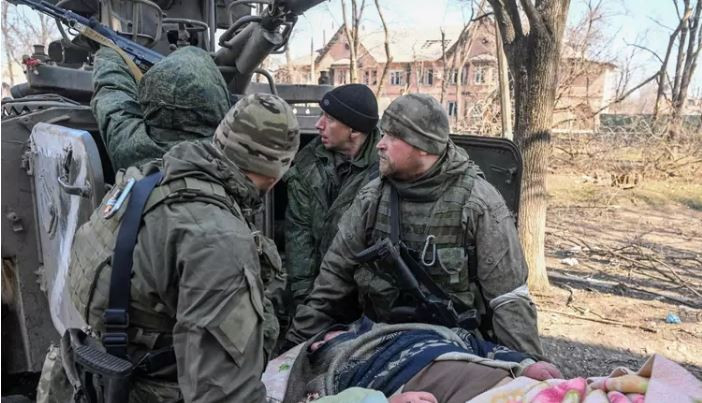 Ban đầu, quân Nga mất cảnh giác và bị thương vong nặng nề. Sau đó các mũi đột kích của lính đánh thuê Wagner nhanh chóng điều chỉnh đội hình chiến đấu của họ và bắt đầu tìm kiếm các tòa nhà xung quanh để ẩn nấp.