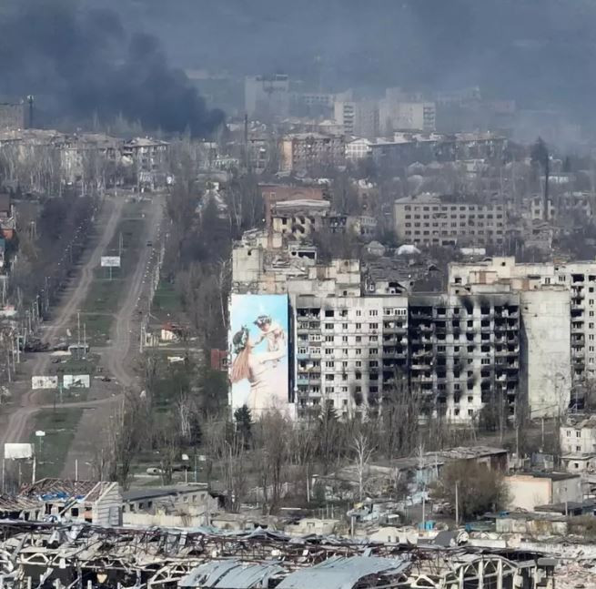 Lực lượng còn lại của quân đội Ukraine ban đầu dự định dựa vào các tòa nhà lớn như khách sạn cao cấp ở Bakhmut, như các tòa nhà của khối thương mại, Trường Kỹ thuật công nghiệp, khu Nhà ga trung tâm của Bakhmut và Nhà tù thành phố để ngăn chặn quân Wagner tiến về phía tây.