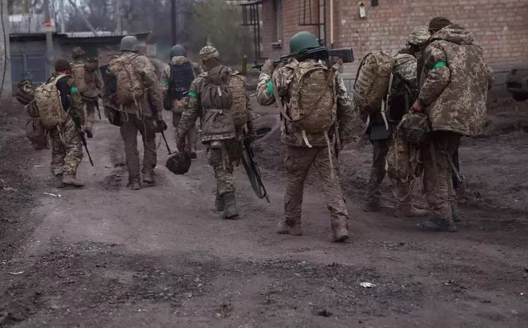 Để trì hoãn "cuộc tấn công nhanh" của liên quân Nga và tránh bị bao vây, quân phòng thủ Ukraine đã triệt để lợi dụng địa hình và sự bảo vệ của các tòa nhà để tấn công vào khu vực rừng cây và nhà xưởng rộng lớn giữa Sở Cảnh sát thành phố, Nhà ga trung tâm và Nhà tù thành phố. Đáp lại quân Wagner phát động phản công, hai bên giao tranh ác liệt hơn 40 giờ. 