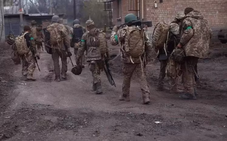 Để trì hoãn "cuộc tấn công nhanh" của liên quân Nga và tránh bị bao vây, quân phòng thủ Ukraine đã triệt để lợi dụng địa hình và sự bảo vệ của các tòa nhà để tấn công vào khu vực rừng cây và nhà xưởng rộng lớn giữa Sở Cảnh sát thành phố, Nhà ga trung tâm và Nhà tù thành phố. Đáp lại quân Wagner phát động phản công, hai bên giao tranh ác liệt hơn 40 giờ. 