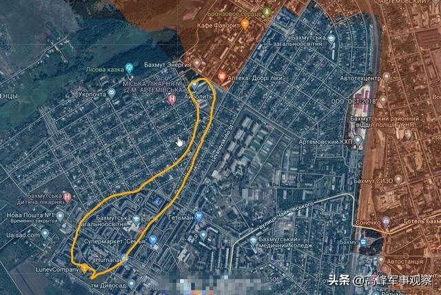 Các mũi đột kích của lính đánh thuê Wagner và lính dù Nga được tổ chức thành các đơn vị bộ binh hỗn hợp, trang bị hỏa khí đi cùng rất mạnh, tổ chức tiến hành các đợt tấn công dọc theo tuyến đường sắt phía Tây thành phố từ các hướng khác nhau. 