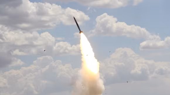 Ngoài ra, tên lửa hành trình Calibre từ tàu chiến Nga ở Biển Đen, đã bắn trúng các kho đạn lớn ở các khu dân cư của Ushomyr và Veselovka trong vùng Zhytomyr.