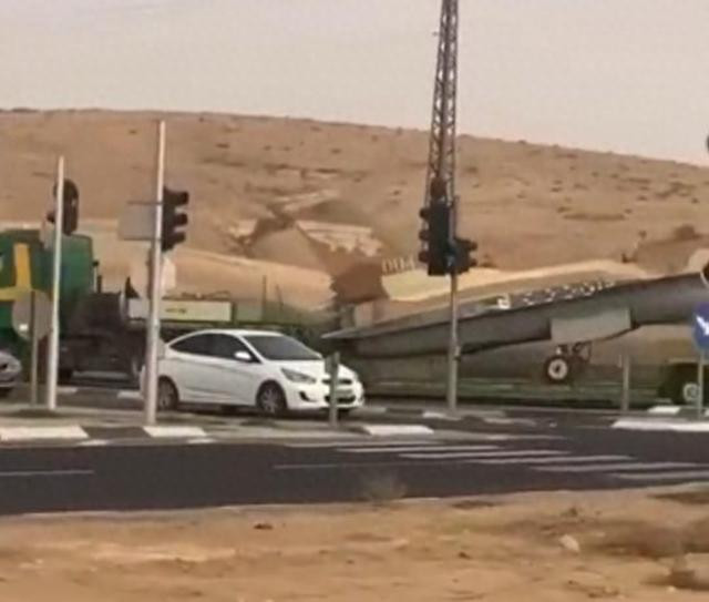 Sau khi đánh bại quân đội Israel, các lực lượng vũ trang Hamas bắt đầu đối xử với người Israel tại các khu định cư của Israel giống như cách quân đội Israel đối xử với người Palestine. Theo phóng viên AFP, một số lượng lớn thường dân Israel tại các khu định cư đã chạy trốn bằng ô tô hoặc thậm chí là đi bộ.