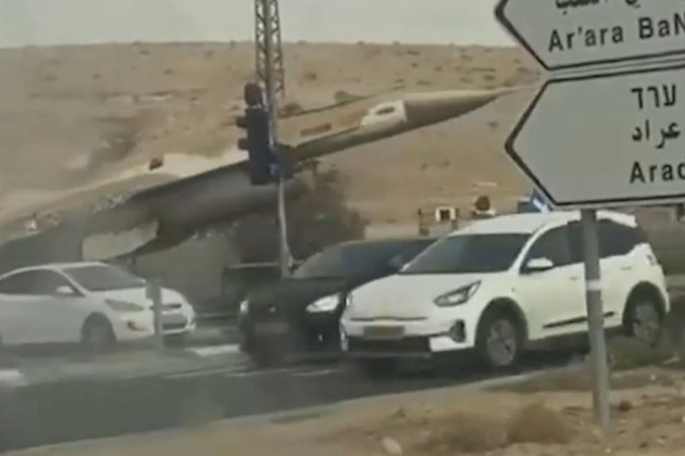 Điều bất ngờ nhất là có ít nhất 2 máy bay chiến đấu F-16 của Không quân Israel đã không kịp cất cánh và phải được xe tải kéo đi mới thoát thân, có thể nói là tình huống không những bất ngờ mà diễn vô cùng nhanh.