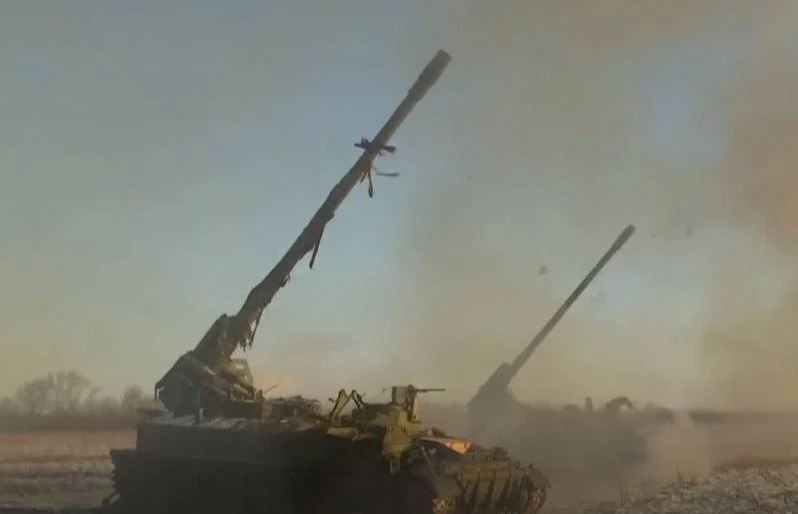 Ở phía tây của Bakhmut, các trận chiến khốc liệt vẫn tiếp diễn, trong khi pháo binh vẫn được cả hai bên sử dụng “hết công suất”, bởi cả các đơn vị pháo binh của lính đánh thuê Wagner, Quân đội Nga và quân đội Ukraine.