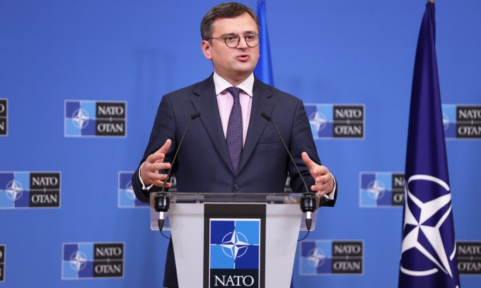 Trang Kyiv Independent ngày 12/3 dẫn lời Ngoại trưởng Ukraine Dmytro Kuleba cho hay, quân đội nước này sẽ tiếp tục quyết giữ thành phố Bakhmut, trước khi tiến hành một đợt phản công; đồng thời kêu gọi Đức tăng tốc cung cấp đạn pháo và đào tạo phi công Ukraine sử dụng máy bay chiến đấu phương Tây. 