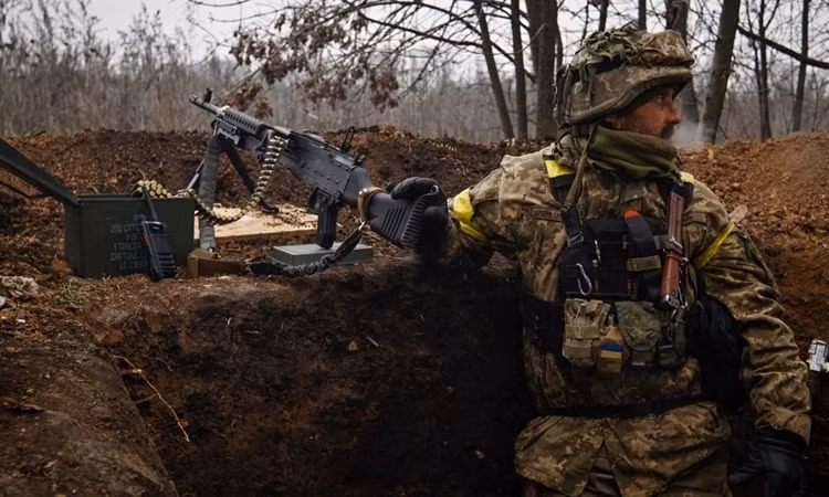 Trả lời câu hỏi liệu lực lượng Ukraine có thể kiên trì trong bao lâu, ông từ chối trả lời mà chỉ so sánh họ với "những người giữ nhà". Một số chuyên gia quân sự thắc mắc về ý nghĩa của việc tiếp tục phòng thủ thành phố Bakhmut, nhưng ông Syrsky cho biết, điều đó giúp tranh thủ thời gian cho đợt phản công sắp tới.