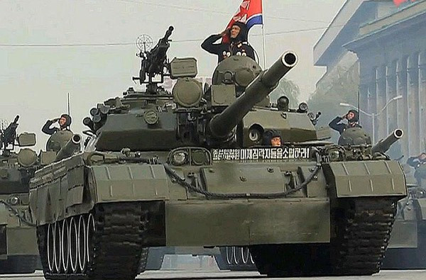 Mặc dù Phong Bão Hổ là xe tăng thế hệ thứ ba và sử dụng cỡ nòng pháo có nguồn gốc từ T-72, nhưng khung gầm của nó lại được lấy từ xe tăng T-62, loại xe có yêu cầu bảo dưỡng và chi phí vận hành thấp hơn đáng kể.