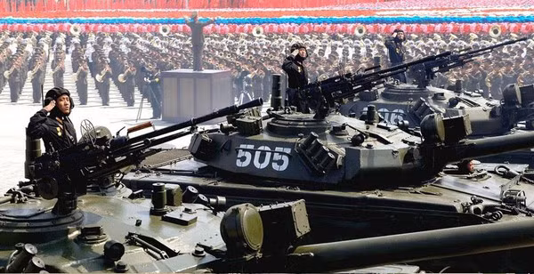 Vũ khí phụ của Phong Bão Hổ có hai bệ phóng tên lửa đất đối không tầm ngắn, hai bệ phóng tên lửa chống tăng ATGM và súng phóng lựu đôi; một súng máy phòng không hạng nặng 14,5mm KPV, một súng máy đồng trục với pháo chính và bốn ống phóng lựu khói ngụy trang.