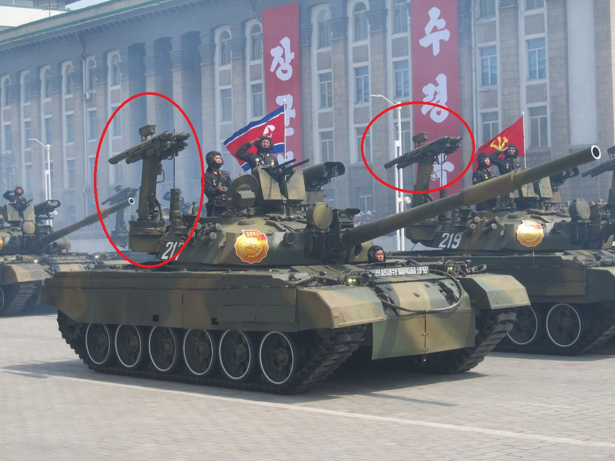 Do bị ảnh hưởng nặng nề bởi học thuyết quốc phòng của Triều Tiên, trong đó ưu tiên trang bị cho tất cả các bộ phận của lực lượng vũ trang, bao gồm cả bộ binh về khả năng phòng không, để bù đắp cho sự yếu kém của lực lượng không quân nước này. Đó là câu trả lời tại sao, xe tăng Phong Bão Hổ lại được trang bị cả tên lửa phòng không vác vai tầm thấp.