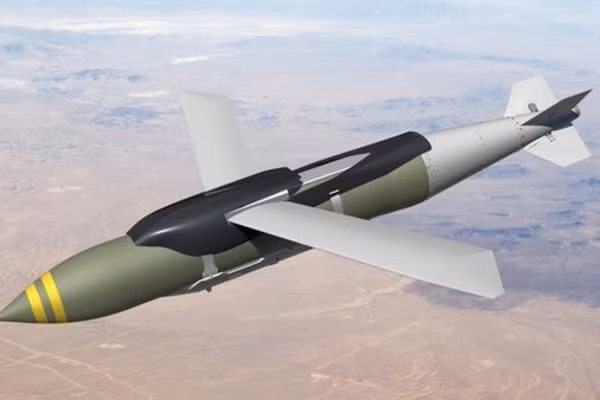 Hiện Mỹ và Anh cũng đã liên tiếp công bố kế hoạch cung cấp vũ khí mới cho Ukraine. Anh đang xem xét cung cấp cho Ukraine một loại vũ khí tầm xa có tầm bắn 500 km, có thể vươn tới Moscow. Mỹ có kế hoạch cung cấp cho Ukraine hệ thống tên lửa phòng không Patriot và máy bay chiến đấu F-16 trong tương lai. 