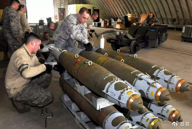 Theo thông tin được công khai, JDAM được nâng cấp từ các loại bom thông thường hiện có của quân đội Mỹ, hệ thống có thể dẫn đường đến mục tiêu chính xác với sự trợ giúp của hệ thống định vị vệ tinh toàn cầu GPS. Bom JDAM có thể được phóng từ máy bay chiến đấu cách mục tiêu khoảng 15 km.